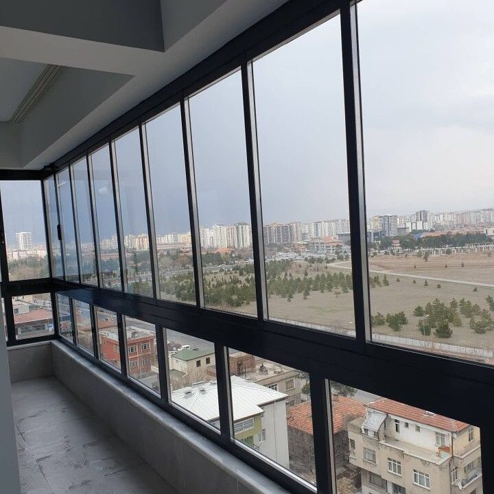 Rüzgar Dayanımı Yüksek Cam Balkon Sistemleri: Güvenlik ve Mukavemet Önceliğimiz