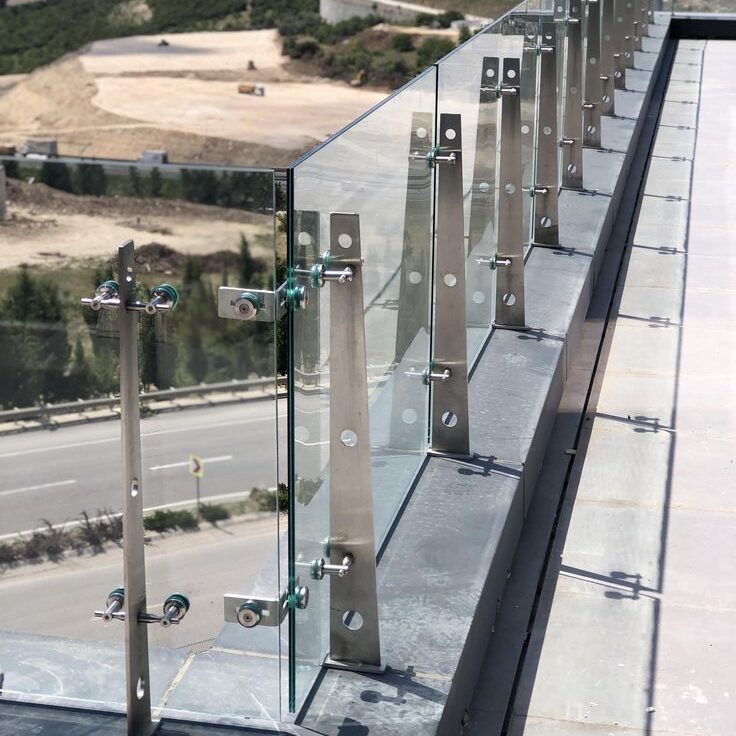 Küçükçekmece’de Modern ve Güvenli Alanlar: Cam Korkuluk ve Küpeşte Sistemleri